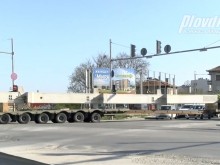 Не сте го видели! "Чудовище" с 40 гуми мина през кръстовище на Околовръстното