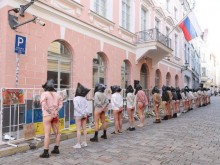 Полуголи жени протестираха пред руското посолство в Талин