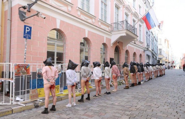 Полуголи жени протестираха пред руското посолство в естонската столица Талин.