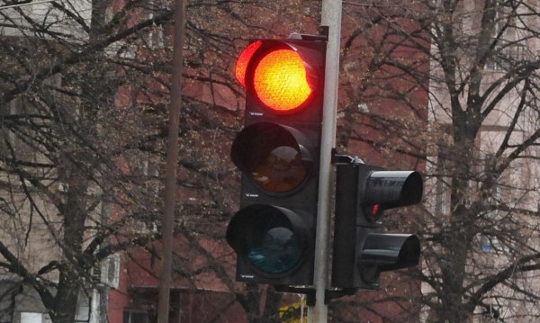 Светофарната уредба на кръстовището на входа на КК Златни пясъци