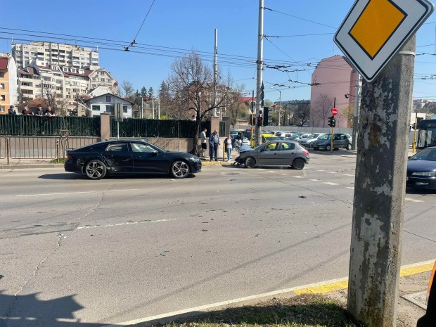 Катастрофа между два автомобила е станала в София научи Sofia24 bg В