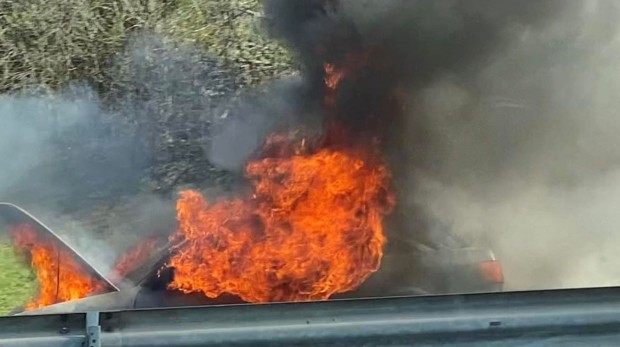 Автомобил Ауди избухна в пламъци на столичния булевард България научи