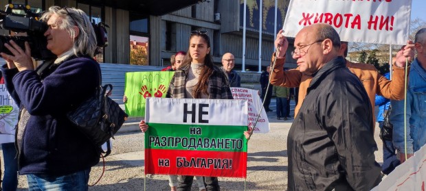 Варненци излязоха на протест днес пред Община Варна с искане