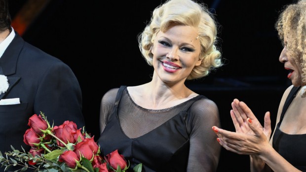 54-годишната Памела Андерсън направи своя дебют на Бродуей във вторник