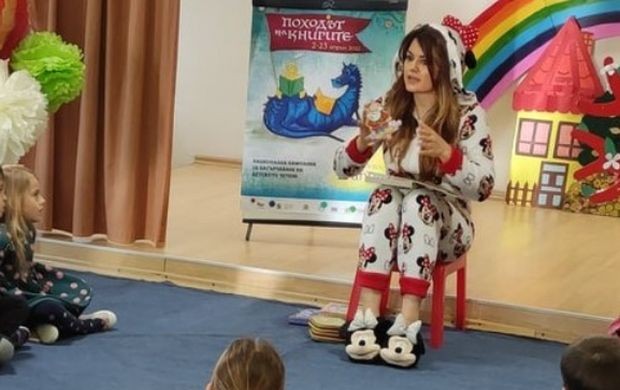 Петя Дикова се облече в костюм на Мики Маус и ето какво направи