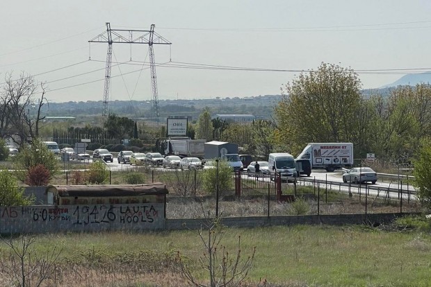 Катастрофа сериозно затруднява движението на Околовръстното шосе на Пловдив, научи