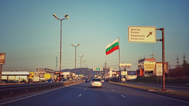 Огромно българско знаме посреща всеки който преминава през Околовръстното шосе на София
