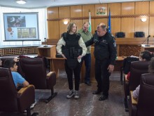 Ученически съдебен състав осъди на 3 г. затвор подсъдим, откраднал мобилен телефон от дете