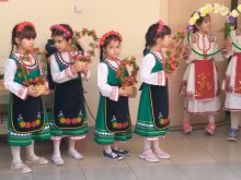 Децата от ДГ "Албена" зарадваха администрацията на район "Южен"