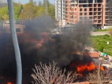 Четири екипа пожарникари под тревога заради горяща къща в Пловдив