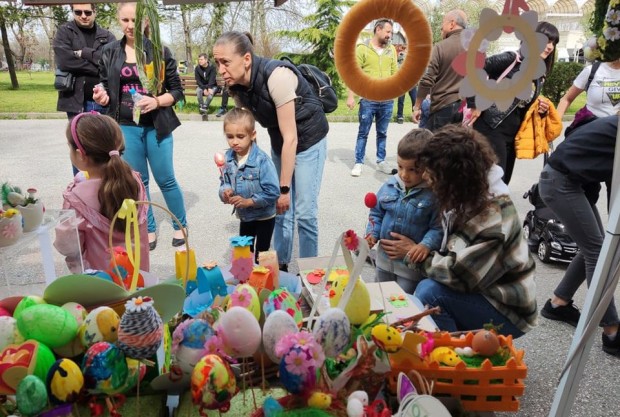 Детска градина Мирослава“ се включи в традиционния благотворителен великденски базар
