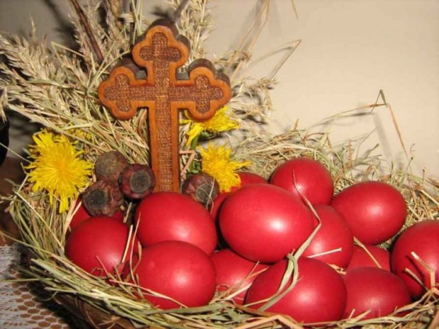 В неделя католиците по света честват Възкресение Христово.  Над 20