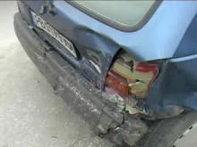 Мерцедес удари 4 коли и избяга, издирва се 