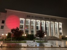 Емблематична сграда в Пловдив светна в червено