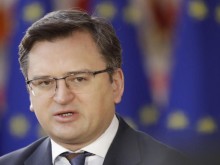Украинският външен министър пристигна в България с автомобил
