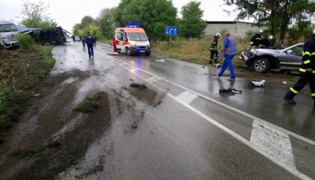 Тежка катастрофа между камион и микробус на пътя Русе Разград е