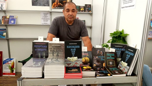 Журналистът и писател Николай Илчевски представя новата си книга Крадецът