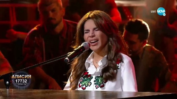 Майката на Валери Божинов е най-големият фен на Алисия в "Капките"