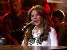 Майката на Валери Божинов е най-големият фен на Алисия в "Капките"