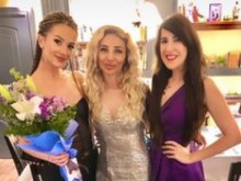 Дениз отпразнува откриването на ресторанта си с участнички от "Ергенът", липсваха обаче две ключови лица от шоуто