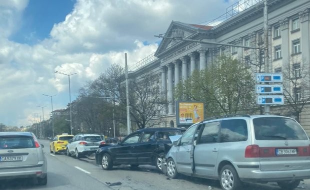 Верижна катастрофа с четири автомобила е станала на бул Цариградско шосе в