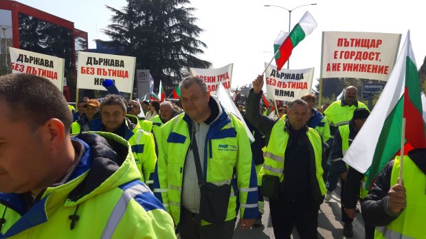 Пътните строители във Варна отново излязоха на протест и блокираха за