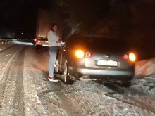 Автомобили закъсаха в снега, шофьорка излезе от колата