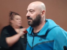 Доведоха с белезници арестувания в Пловдив бизнесмен