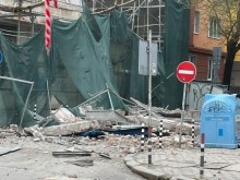 Фасада на сграда се срути в центъра на столицата, по чудо няма пострадали