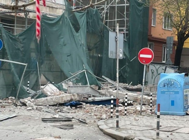 Фасада на сграда се срути в центъра на София научи