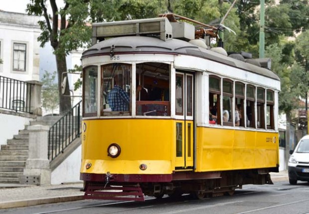 Лисабон ще предложи безплатен обществен транспорт на деца студенти и