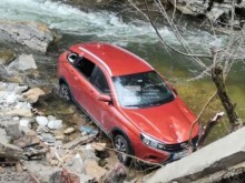 Шофьор не прецени добре пътя и се оказа в реката на смолянско село