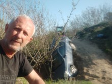 Известен пловдивчанин катастрофира, направи си селфи с обърнатия джип