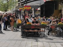 Заведенията по Главната пълни, пред едно от тях стана и опашка