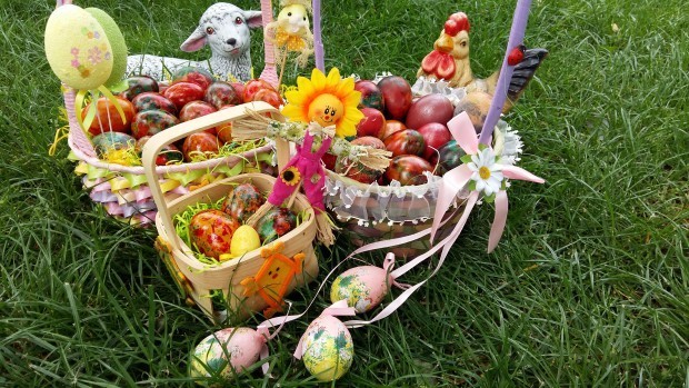 По традиция великденските яйца се боядисват на Велики четвъртък или на Велика събота.Смята