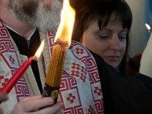 Започна раздаването на Благодатния огън, съхраняван от миналата година у нас