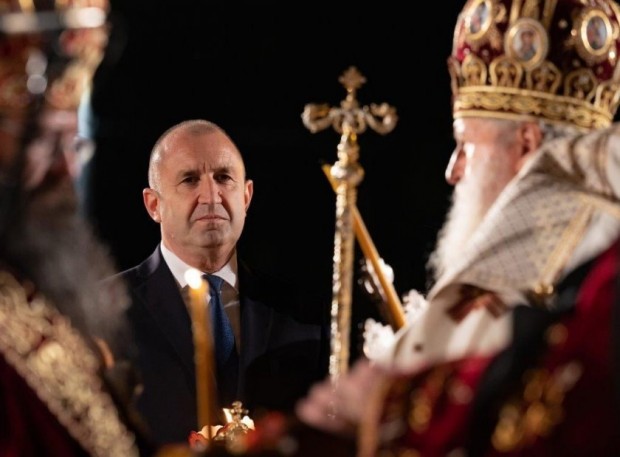 Президентът Румен Радев поздрави българите с Възкресение Христово.В профила си