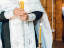 Нападнаха с нож свещеник
