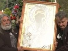 Чудотворната икона на Света Богородица поведе литийното шествие от Бачковския манастир