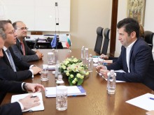 Кирил Петков проведе среща с европейския комисар по съседство и разширяване Оливер Вархеи