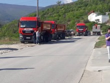 Напрежение до Пловдив, граждани спряха камиони