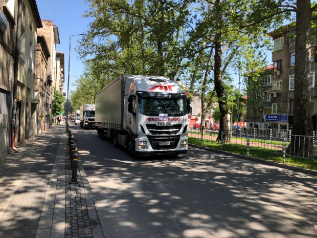 Десетки камиони минаха по най-оживения булевард в Пловдив - Цар