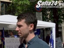 Протестиращи медици: Хвърля ни се прах в очите