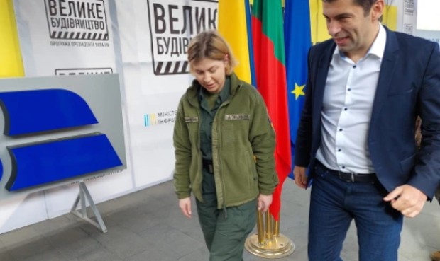 Българската делегация водена от премиера Кирил Петков пристигна на централната