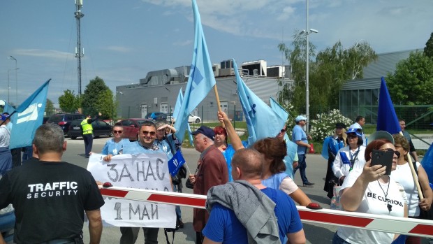 Появиха се работници в "Либхер", които се възмутиха на протестиращите