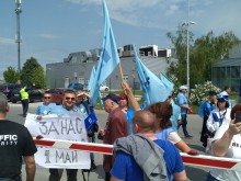 Появиха се работници в "Либхер", които се възмутиха на протестиращите