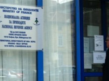 Задържаха данъчен служител за искане и получаване на подкуп
