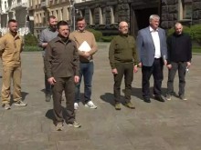Ще го познаете ли? Вижте как Зеленски посрещна нашия премиер!