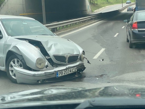 Автомобил с пловдивска регистрация е катастрофирал на столичния бул Акад