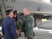 Румен Радев отново сложи военната униформа